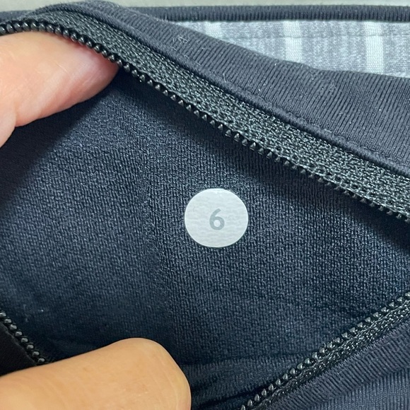 Lululemon Speed Shorts Size 6 2.5 inch inseam - Picture 5 of 7